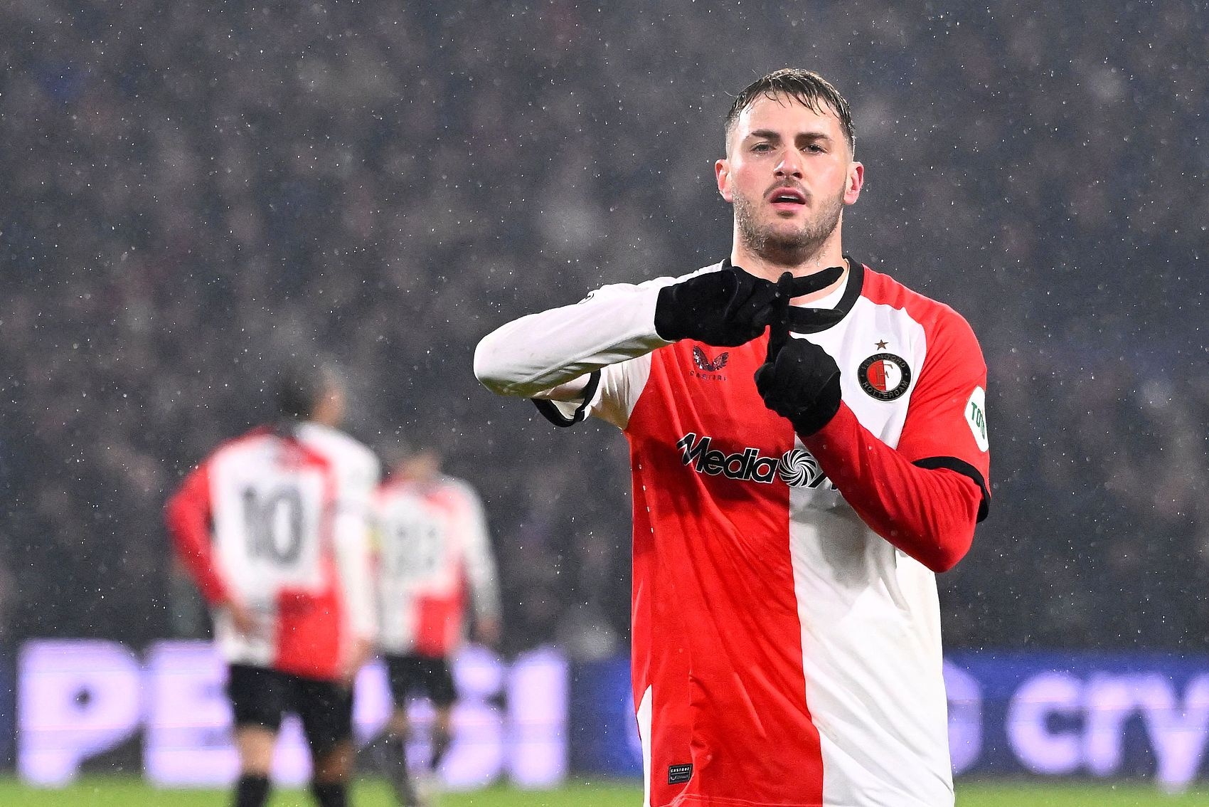 赛前突围战来临；尼斯围绕荷甲门线救险；压力陡增；年轻球员得到机会 