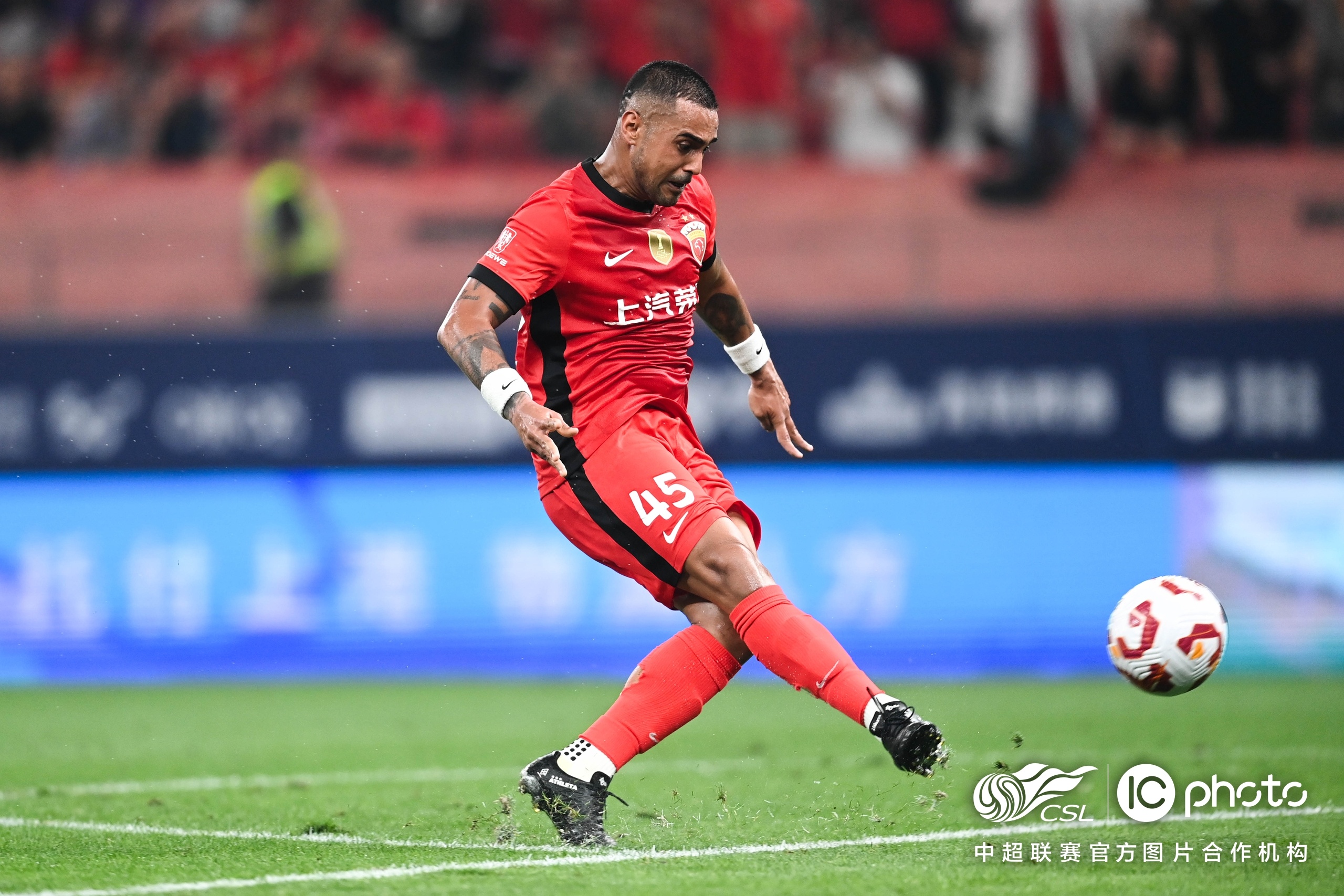 爱游戏网址 -上海海港迎英超关键赛；今夜队长鼓劲；质疑声仍在；数据趋势出现新变化 